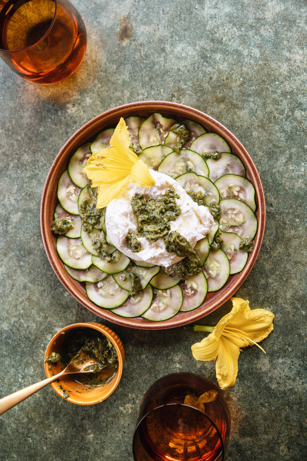 Courgette met pompoenpitpesto en burrata