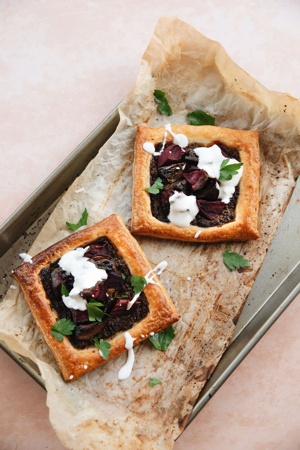 Bladerdeeg met paddenstoelen en rode bietjes
