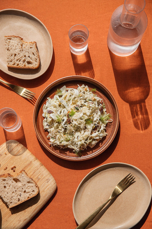 Makkelijke koolsalade met gefermenteerde witte kool en rozijnen