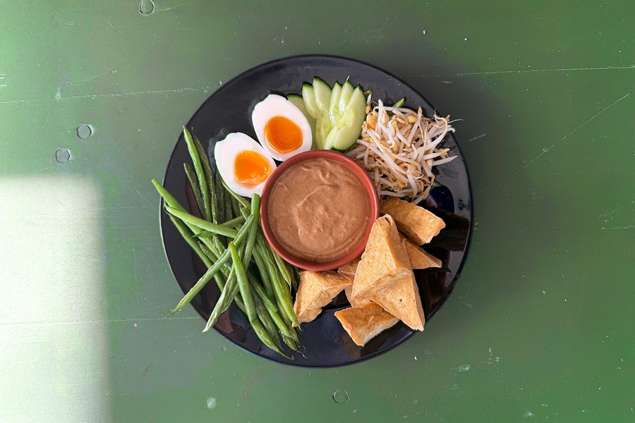Gado gado met crispy tofu en miso-pindasaus